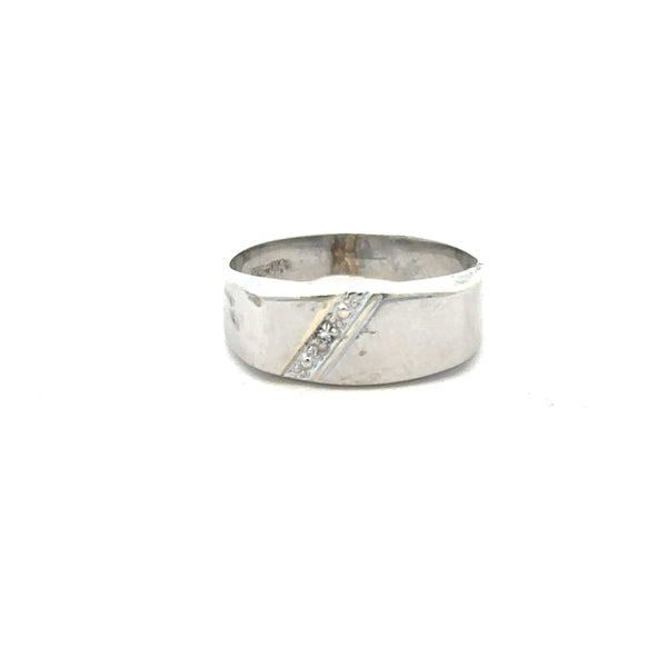 9ct white gold diamond ring in size O with sparkling diamonds, showcasing a elegant and classic jewelry design.
