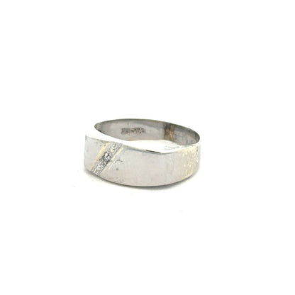 9ct white gold diamond ring in size O with sparkling diamonds, showcasing elegant jewelry craftsmanship.