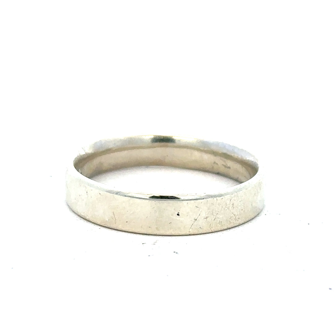 9ct white gold diamond ring size V with sparkling diamonds, showcasing elegant craftsmanship and classic design.
