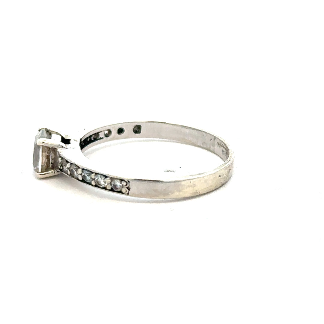 9ct white gold mossainte ring size R, close-up of elegant unbranded gold ring with intricate mossainte design on a white background.