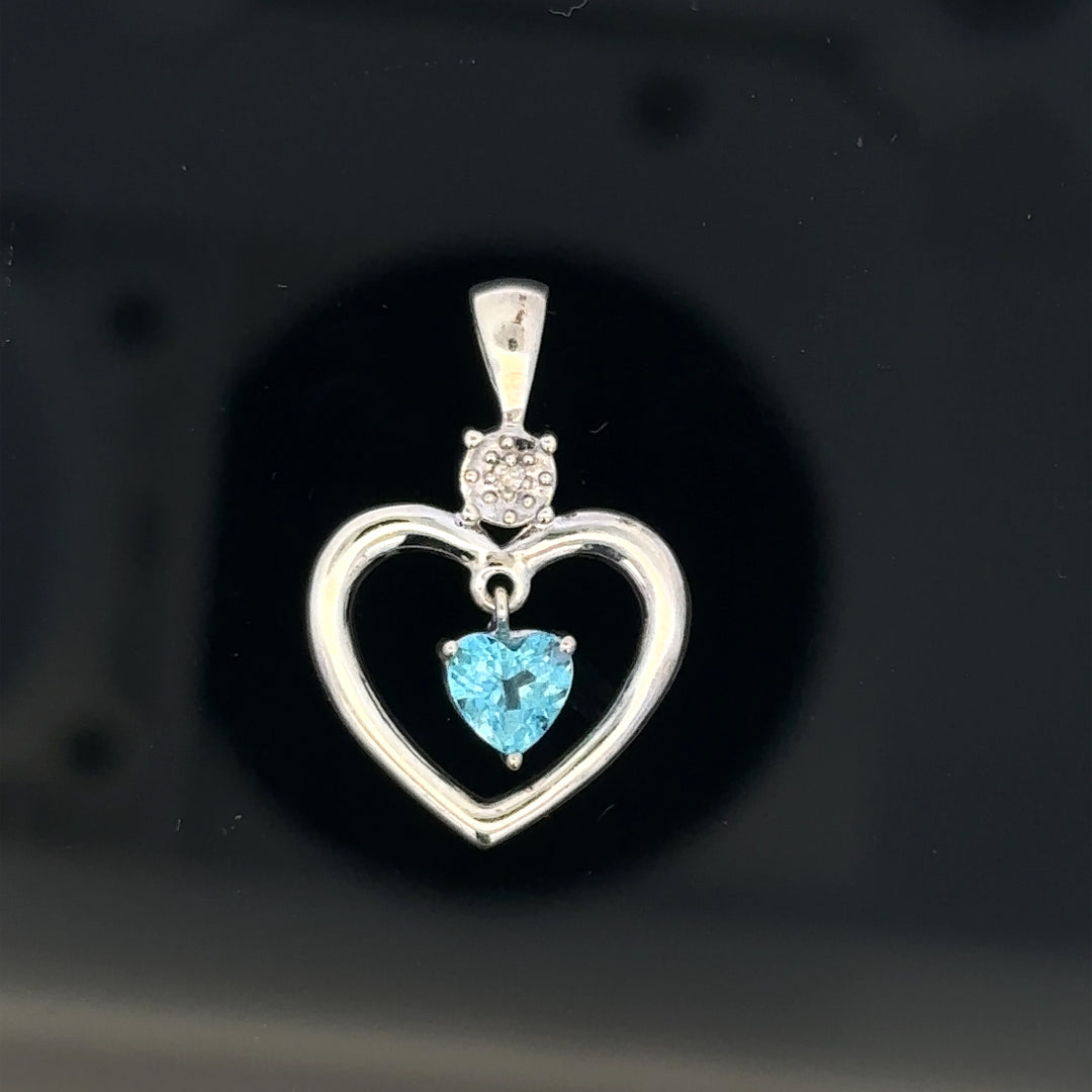 9ct white gold pendant weighing 1.2g, featuring a sleek and elegant design, perfect for everyday or special occasions.