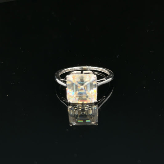 9ct white gold ring in size L, featuring a simple band design, unbranded jewelry with a polished finish.