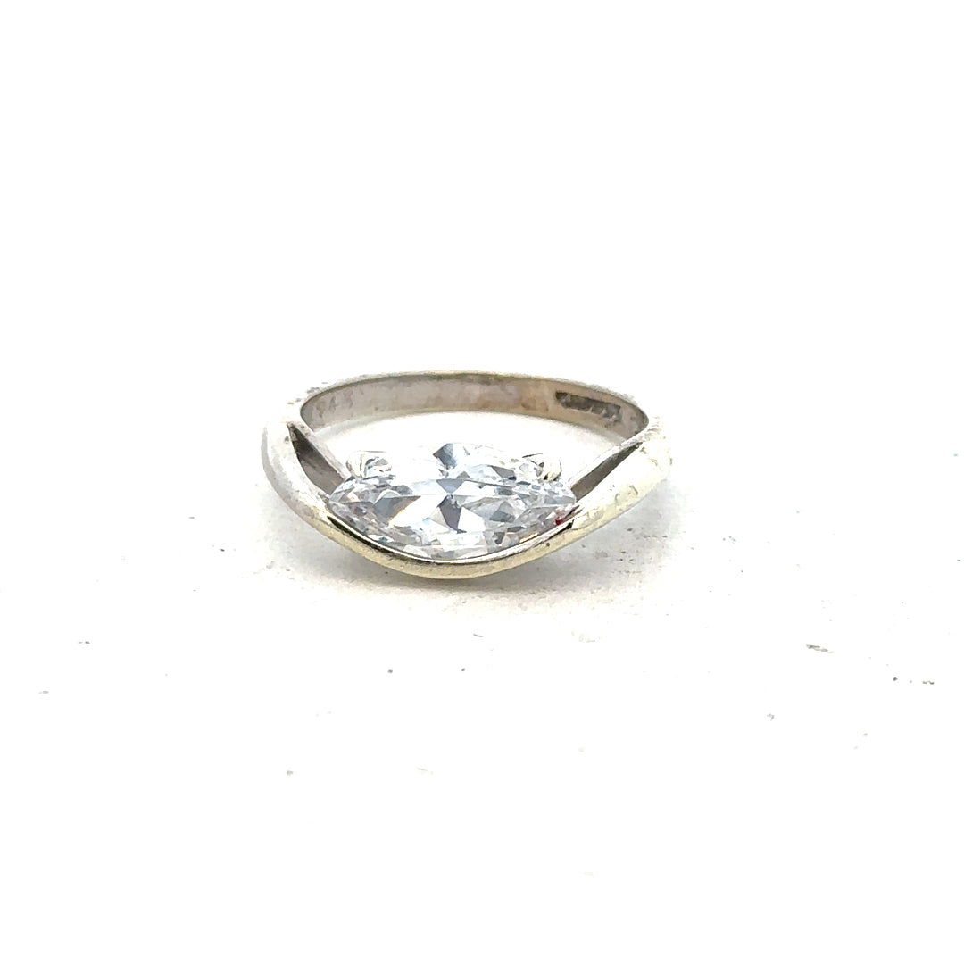 9ct white gold ring in size O, featuring a smooth polished band, unbranded jewelry for elegant wear.