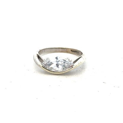 9ct white gold ring in size O, featuring a smooth polished band, unbranded jewelry for elegant wear.