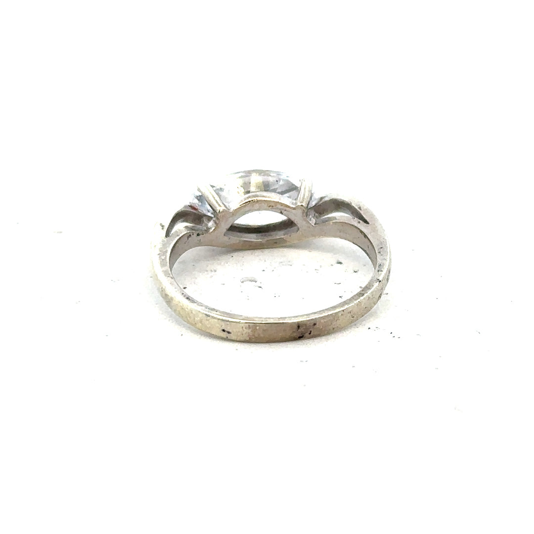9ct white gold ring size O, unbranded jewelry with a simple, elegant band shown in the image.