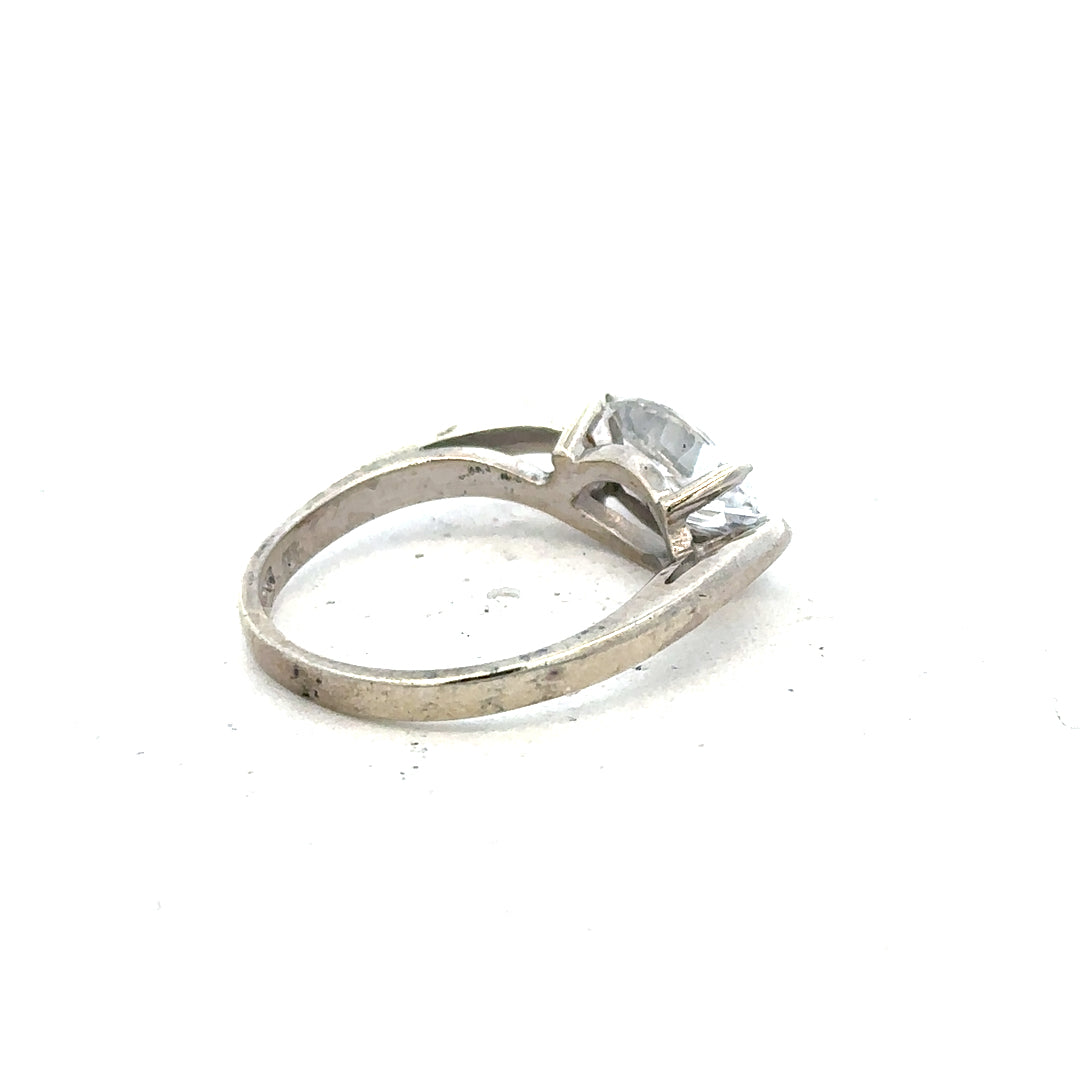 9ct white gold ring in size O with a simple, polished band, unbranded jewelry perfect for everyday wear.