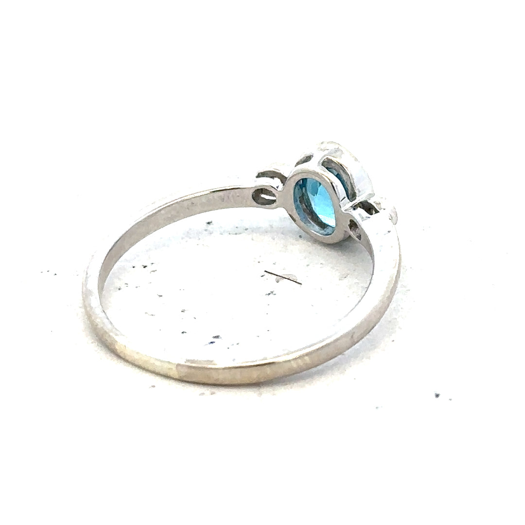 9ct white gold topaz and diamond ring, size Q, featuring a central blue topaz gemstone with small diamond accents.
