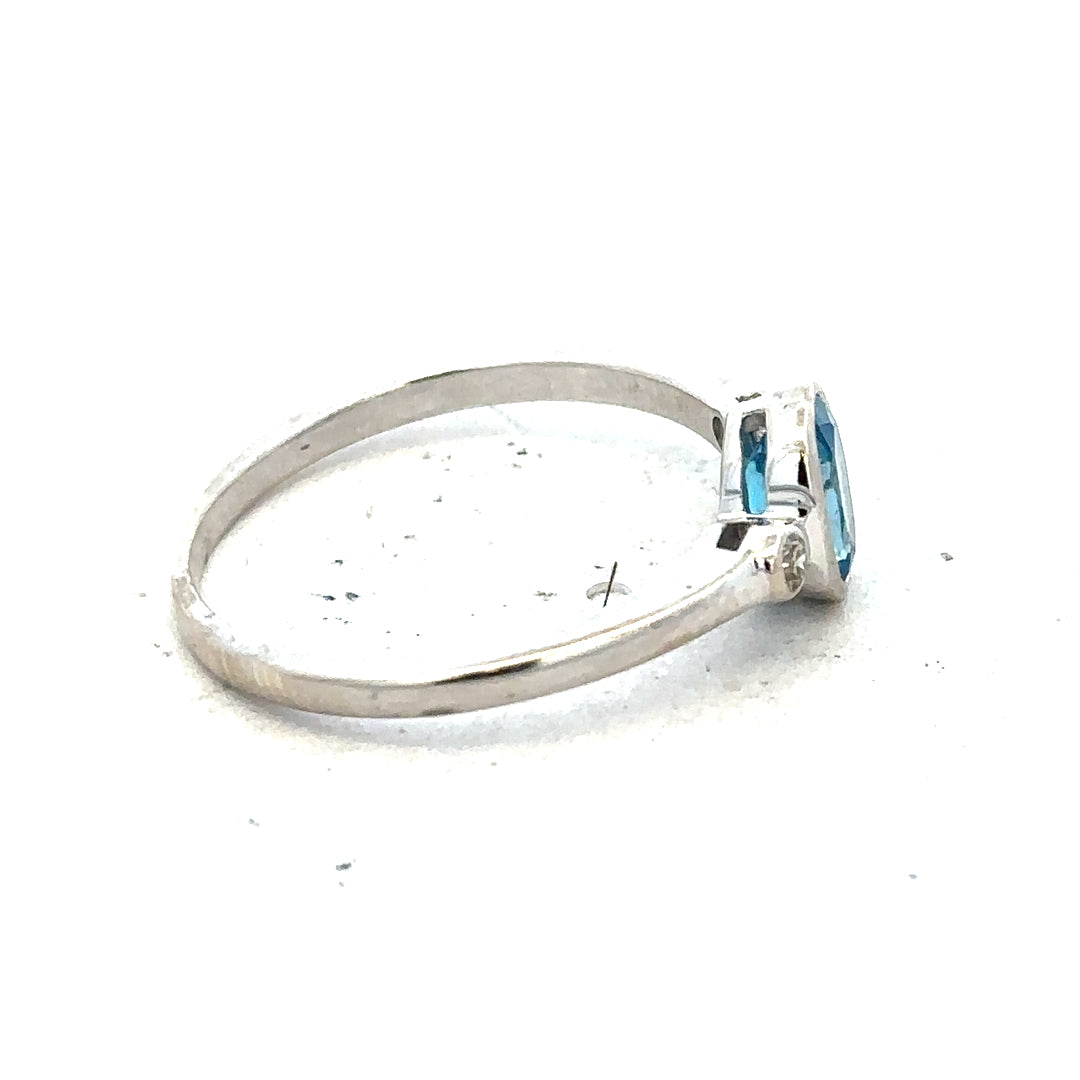 9ct white gold topaz and diamond ring, size Q, featuring a central blue topaz gemstone with surrounding small diamonds.
