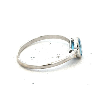 9ct white gold topaz and diamond ring, size Q, featuring a central blue topaz gemstone with surrounding small diamonds.