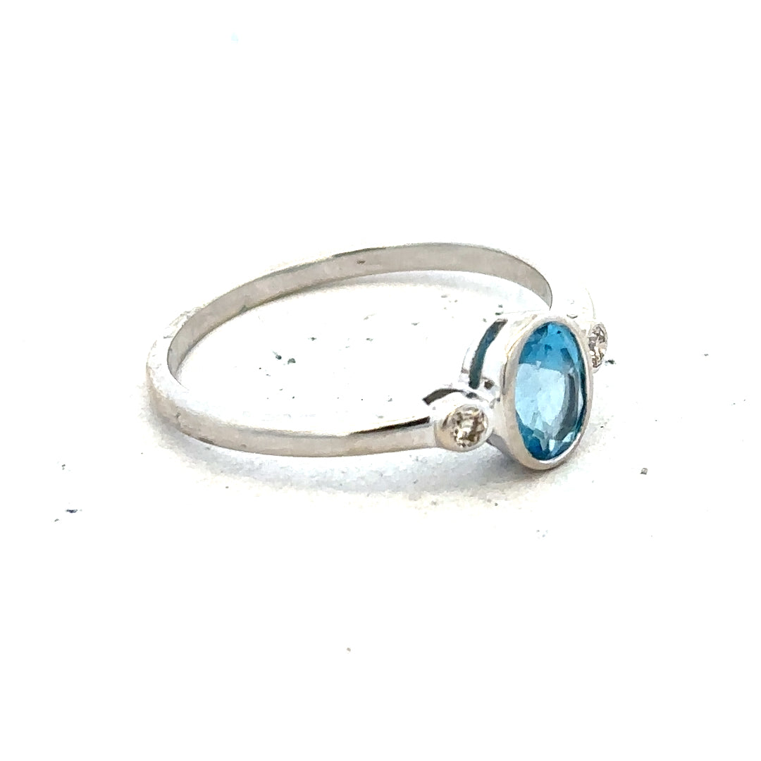 9ct white gold ring featuring a topaz and diamond, size Q, with a detailed view of the elegant gemstone setting.