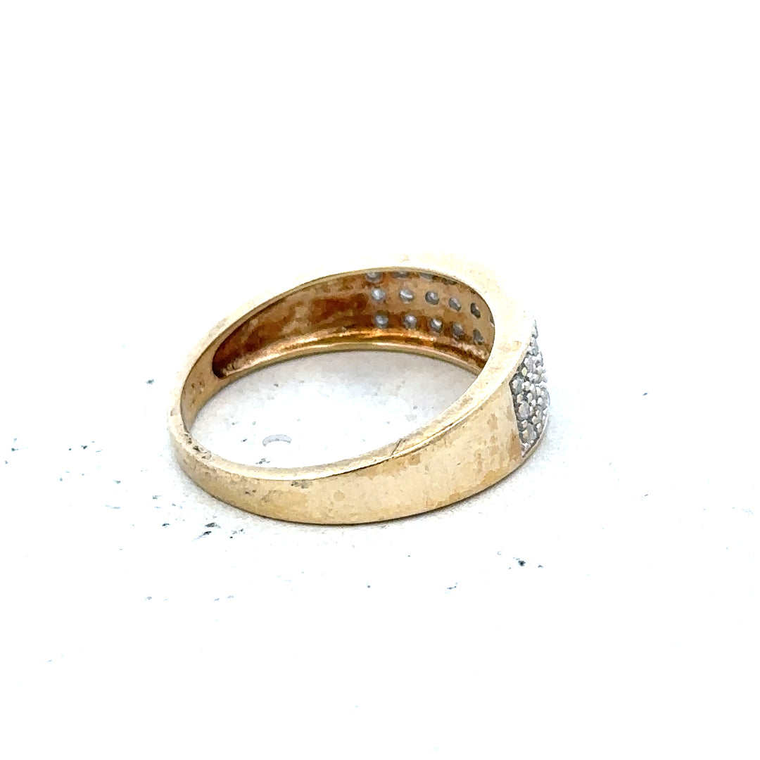 9ct yellow gold diamond ring with 1/4 carat center stone, size M, featuring a sleek and elegant design.