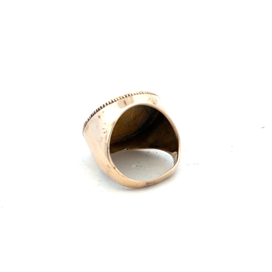 9ct yellow gold full sovereign ring in size O with detailed design, unbranded jewelry piece featuring classic craftsmanship.