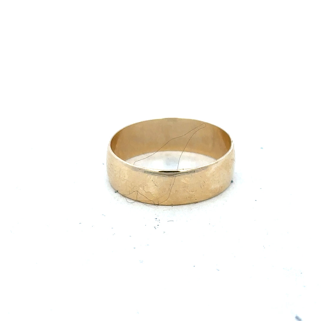 9ct yellow gold band ring in size Q1, featuring a smooth, polished finish, unbranded jewelry design.