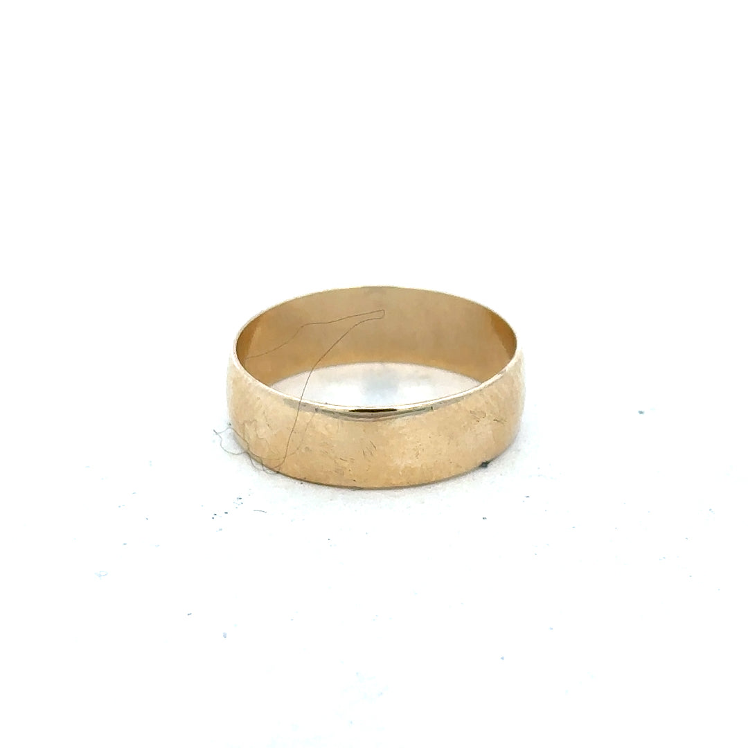 9ct yellow gold band ring in size Q1, featuring a simple, polished design, unbranded jewelry ring.