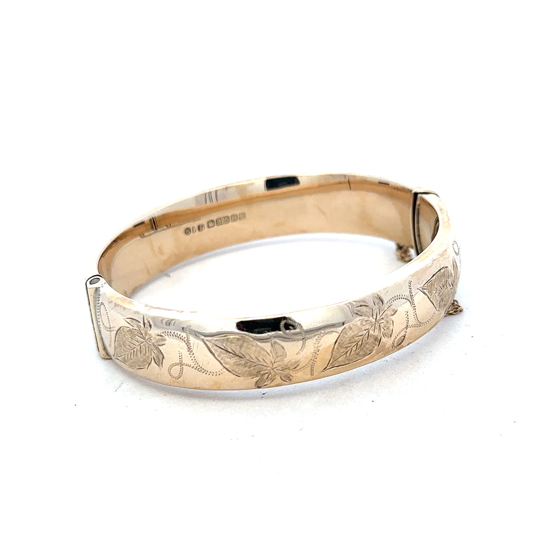 Unbranded 9ct yellow gold bracelet bangle weighing 20.3g, with a simple smooth design and polished finish.