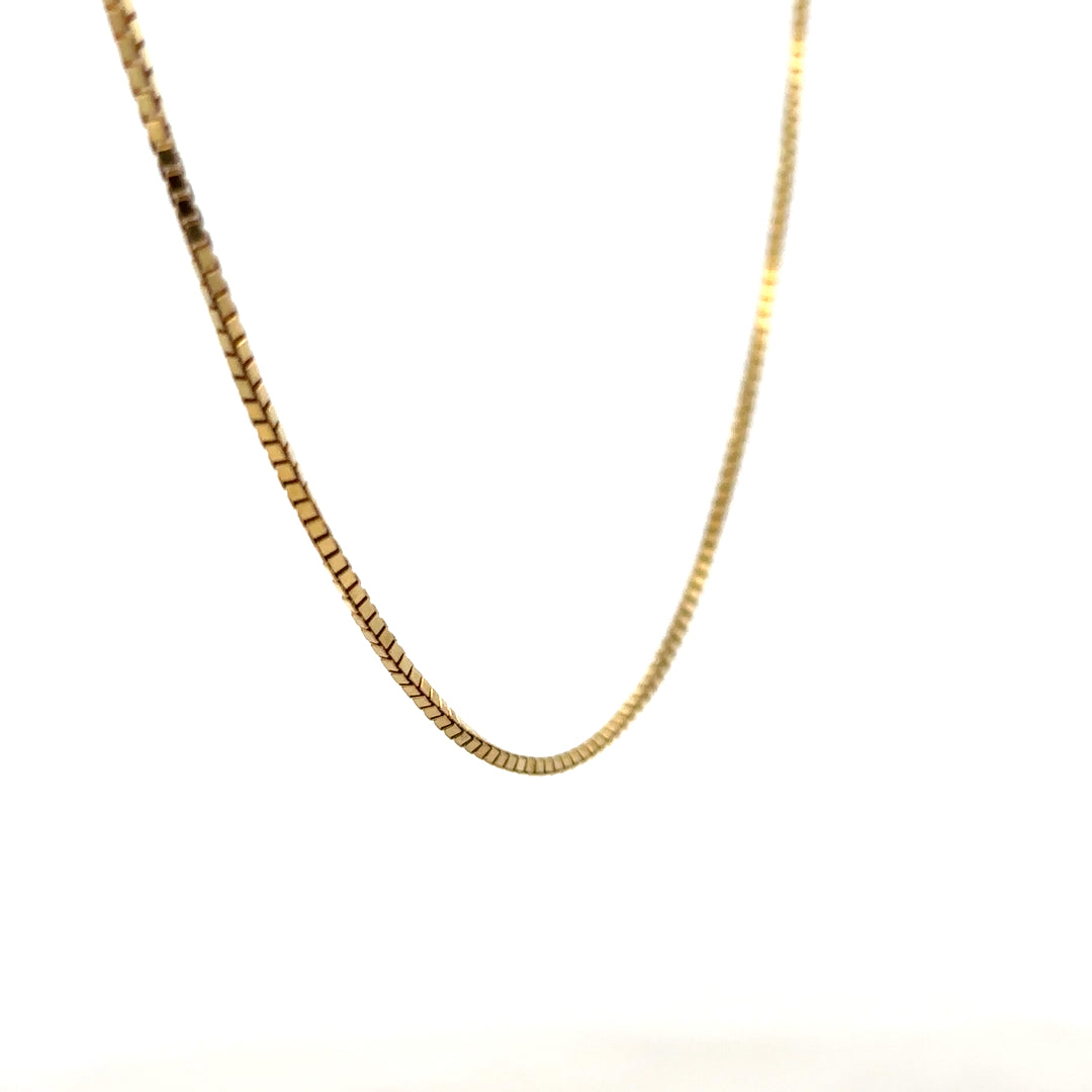 9ct yellow gold box chain weighing 6.4g, unbranded jewelry chain with a classic design, detailed close-up image.