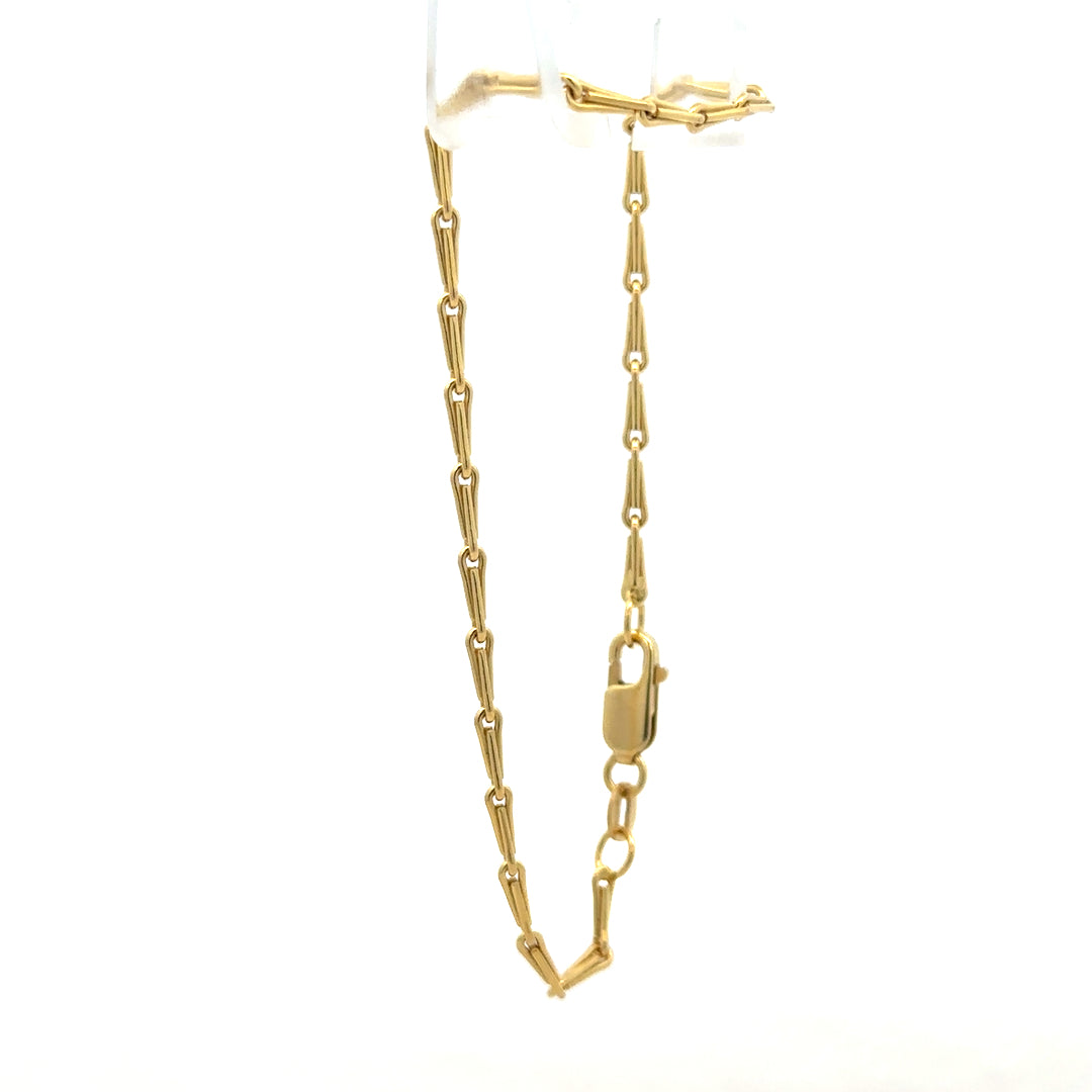 9ct yellow gold bracelet with a delicate chain design, weighing 3.5g, unbranded jewelry accessory.
