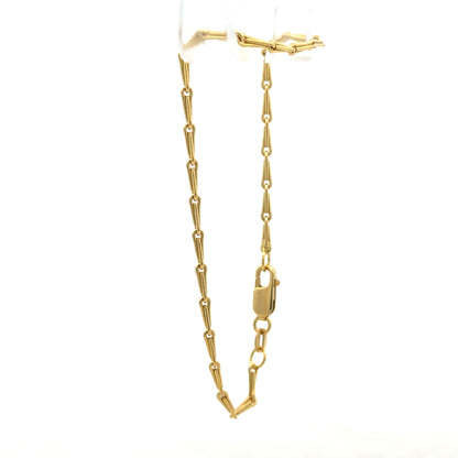 9ct yellow gold bracelet with a delicate chain design, weighing 3.5g, unbranded jewelry accessory.