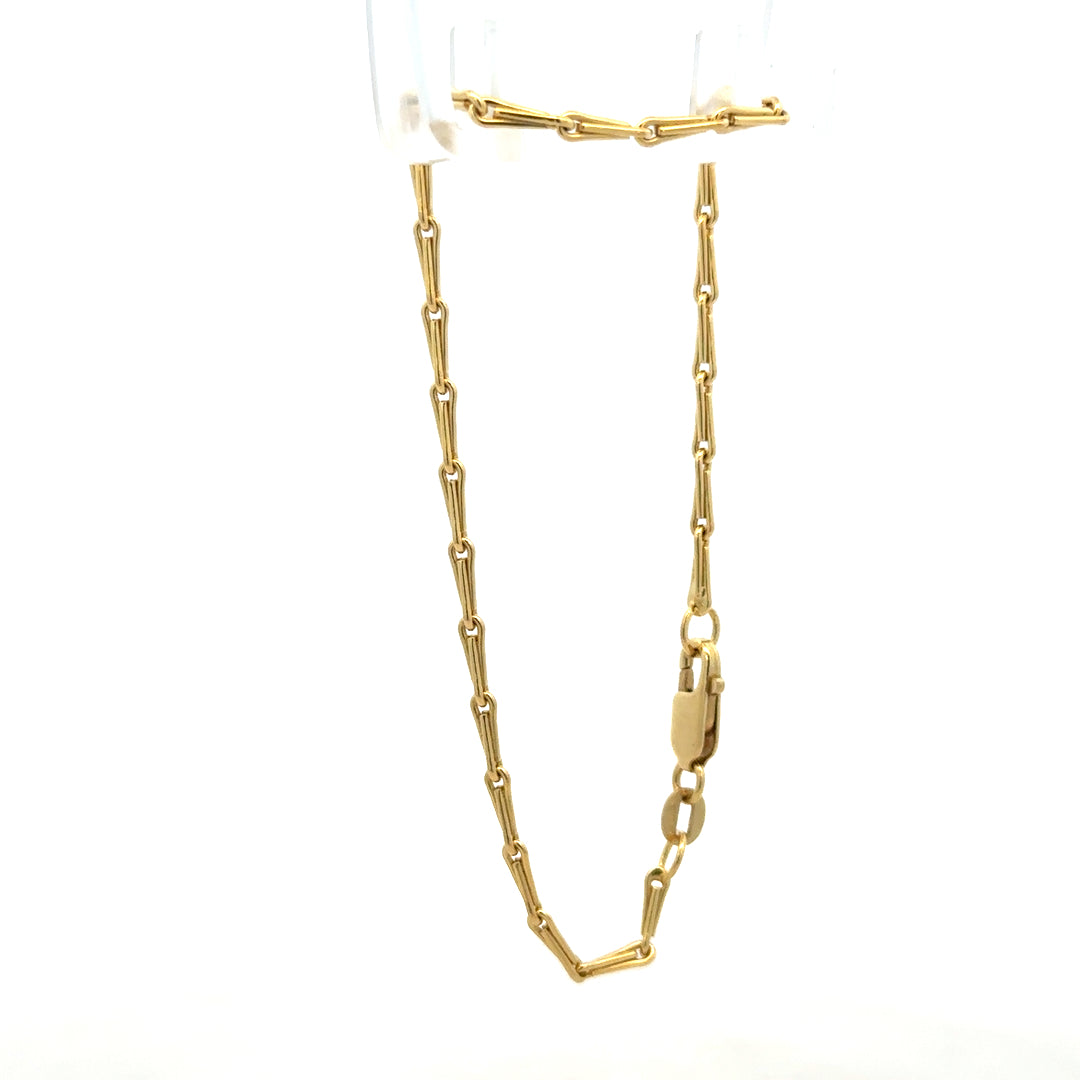 9ct yellow gold bracelet weighing 3.5g, featuring a sleek design, unbranded jewelry piece, shown in this close-up image.