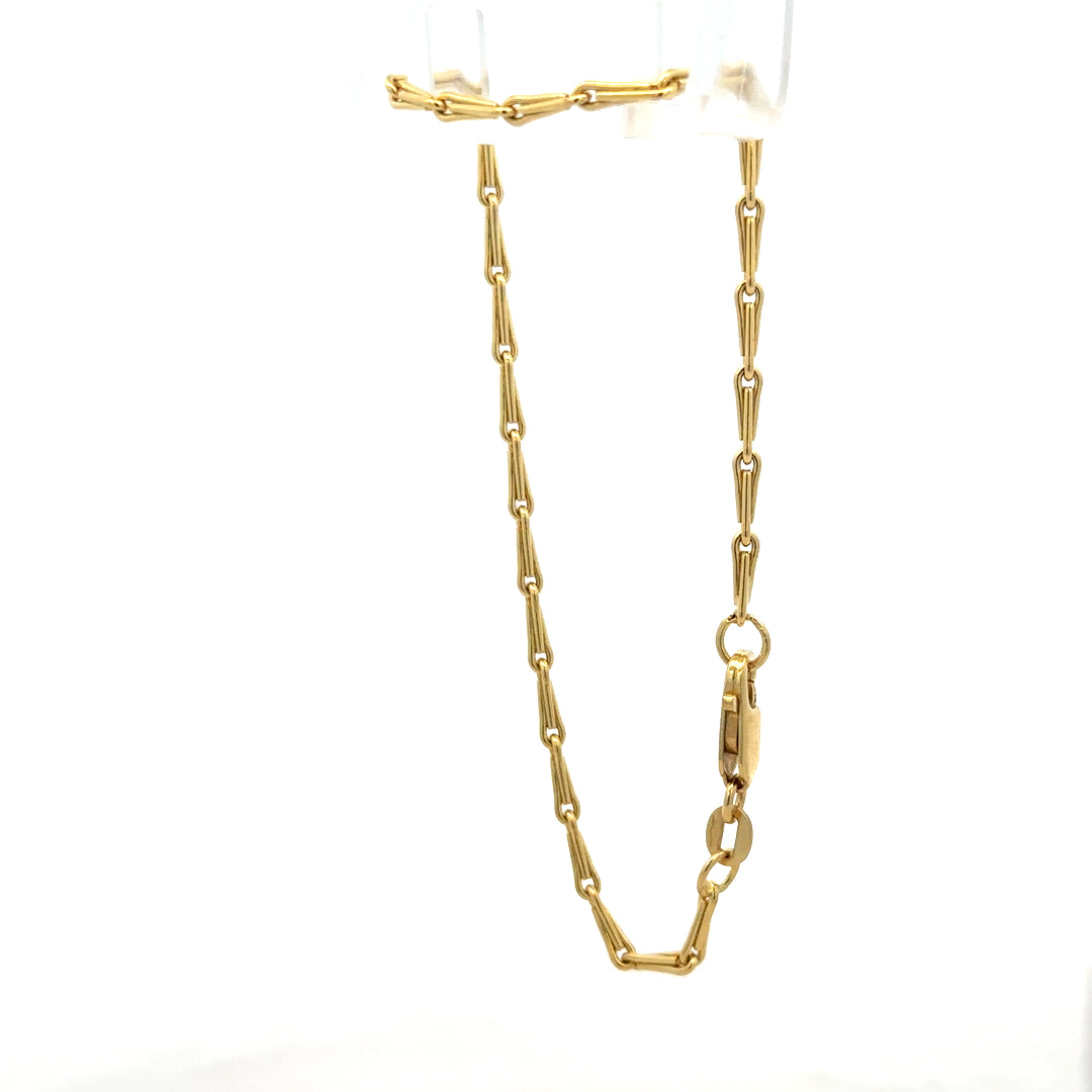 9ct yellow gold bracelet weighing 3.5g, featuring a simple chain design, unbranded jewelry piece, shown in close-up.