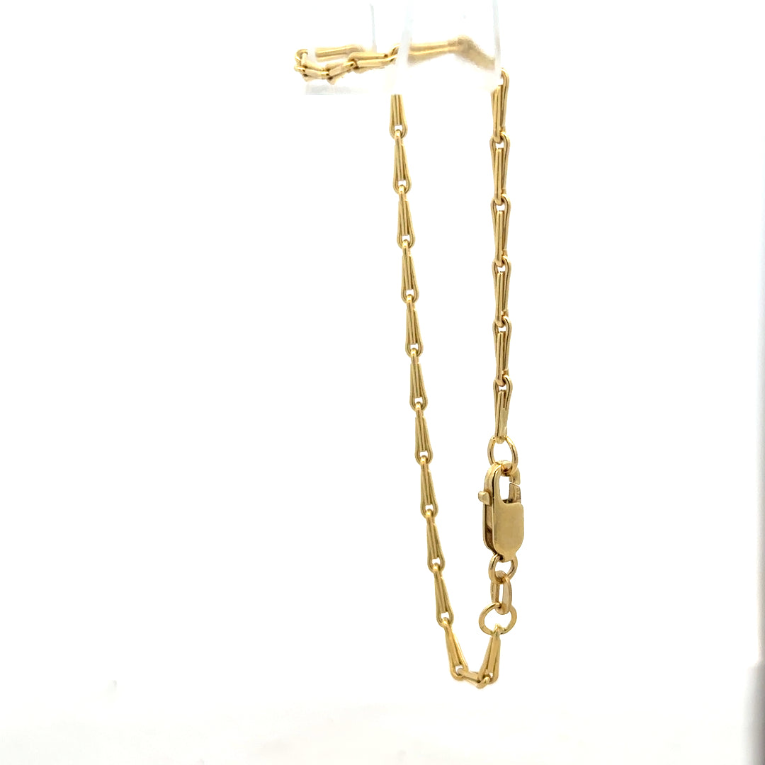 9ct yellow gold bracelet weighing 3.5g, unbranded, with a simple chain design, displayed on a white background.