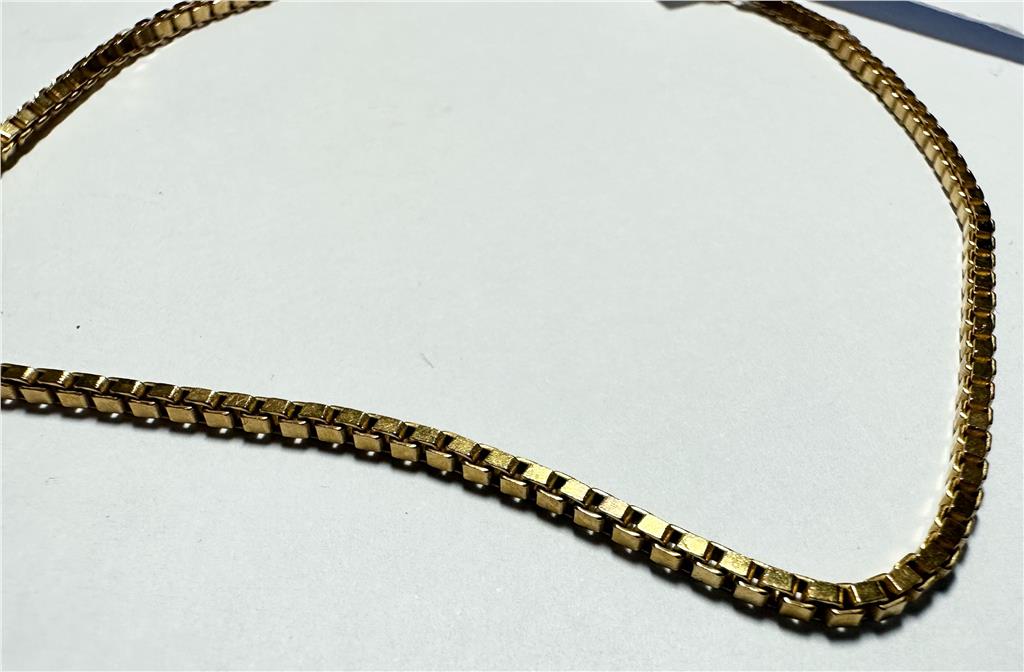 9ct yellow gold bracelet weighing 3.7g, unbranded, featuring a sleek design with shiny gold links.