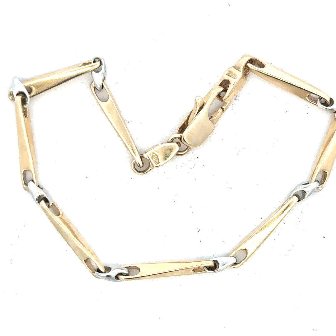 9ct yellow gold bracelet weighing 8.9g, unbranded, featuring a sleek chain design, displayed on a neutral background.