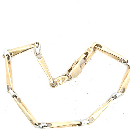 9ct yellow gold bracelet weighing 8.9g, unbranded jewelry with a classic chain design, shown in a close-up view