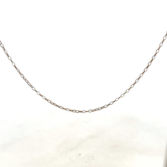 9ct yellow gold chain with a delicate design, weighing 1g, featuring a classic style perfect for everyday wear.