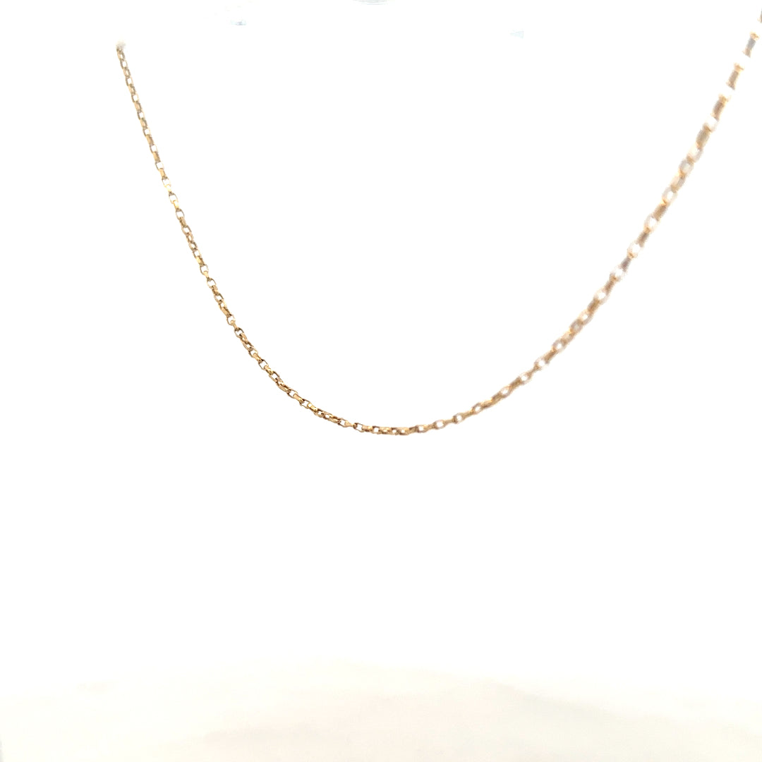 9ct yellow gold chain weighing 2.2g, unbranded jewelry accessory with a classic chain design.
