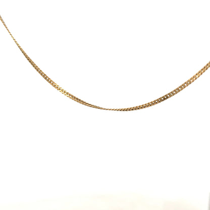 9ct yellow gold chain weighing 4.6g, unbranded, with a detailed close-up of the elegant jewelry chain.