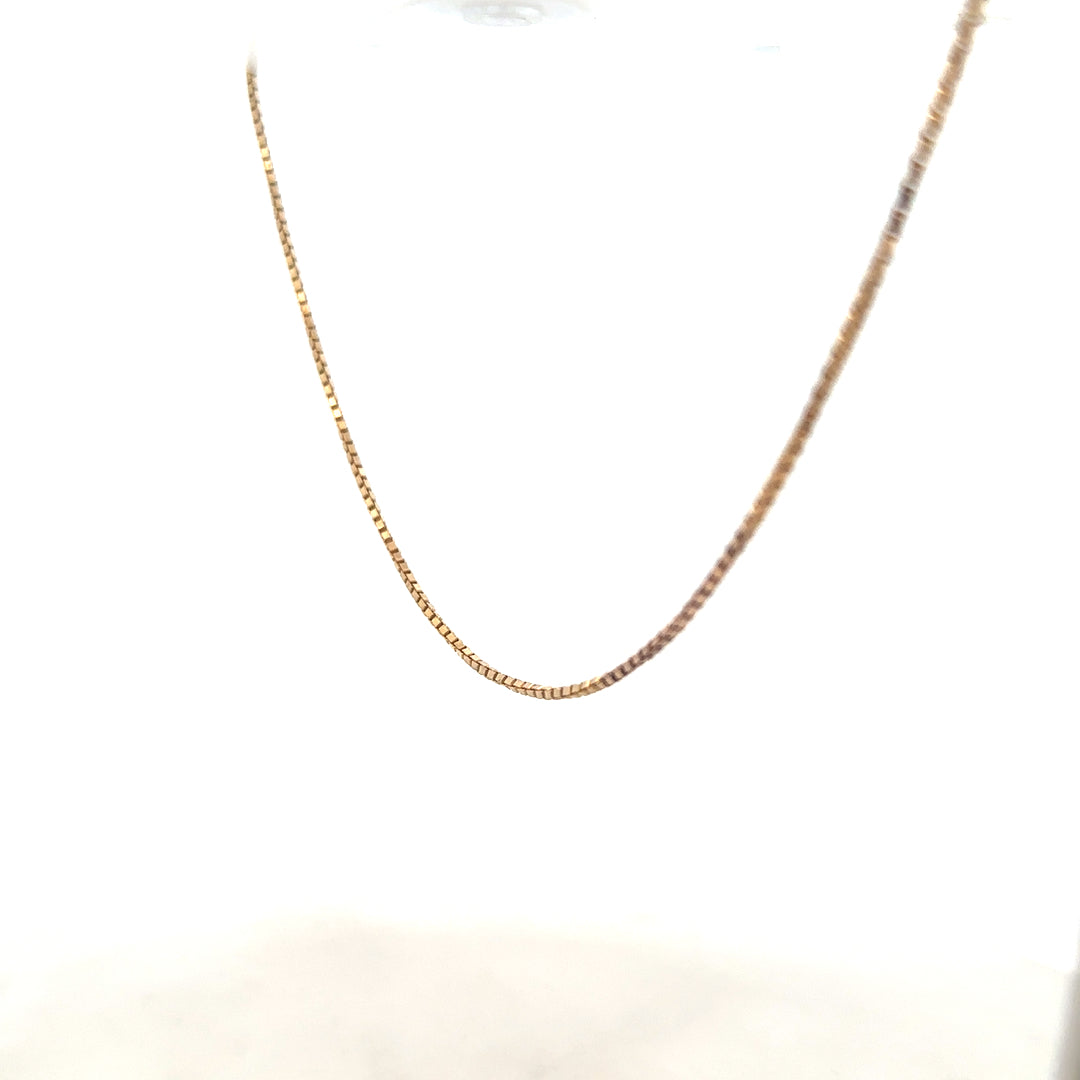 9ct yellow gold chain weighing 6.1g, unbranded, with a detailed close-up of the polished gold links.