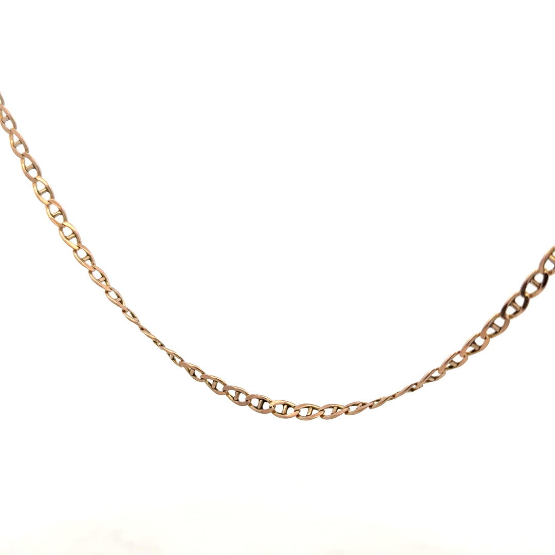 9ct yellow gold chain weighing 6.7g, unbranded, with a detailed close-up of the chain's links and shine.