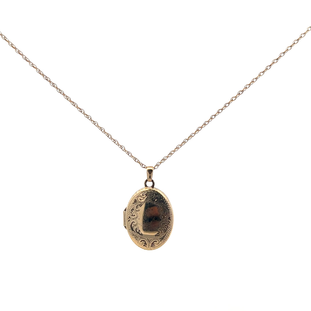 9ct yellow gold chain with locket pendant, unbranded, weighing 2.9g, featuring a delicate design and secure clasp.