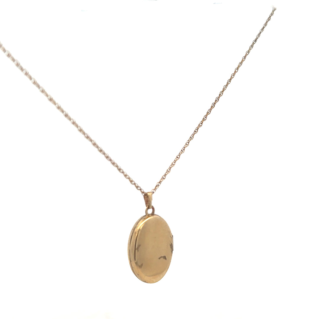 9ct yellow gold chain with pendant locket, unbranded, weighing 2.9g, showcasing a detailed jewelry design.