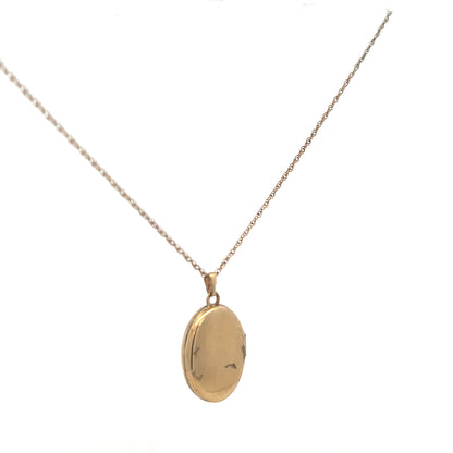 9ct yellow gold chain with pendant locket, unbranded, weighing 2.9g, showcasing a detailed jewelry design.