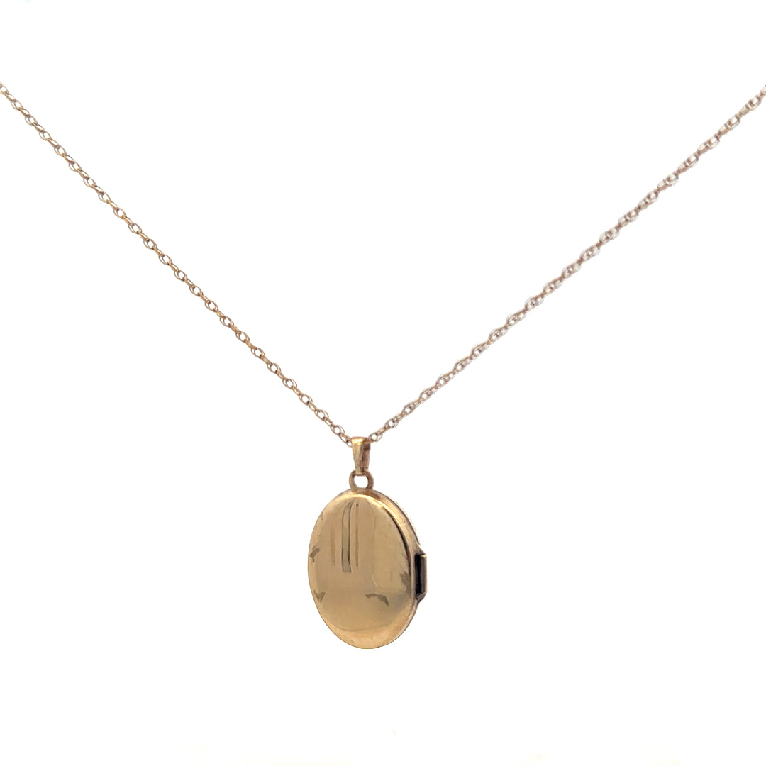 9ct yellow gold chain with locket pendant, unbranded, weighing 2.9g, featuring a detailed design and secure clasp.