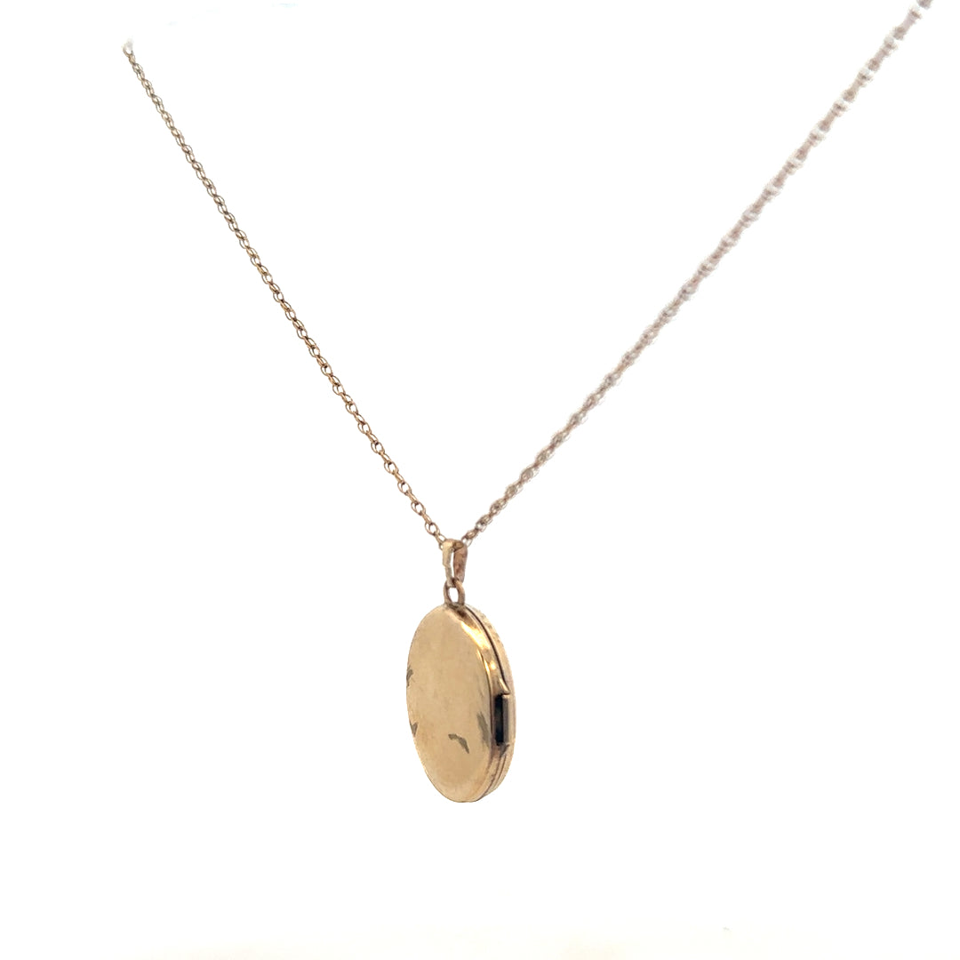 9ct yellow gold chain with locket pendant, unbranded, weighing 2.9g, featuring a delicate and elegant jewelry design.