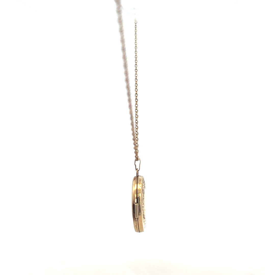 9ct yellow gold chain with a pendant locket, weighing 2.9g, featuring a classic unbranded jewelry design and detailed craftsmanship.