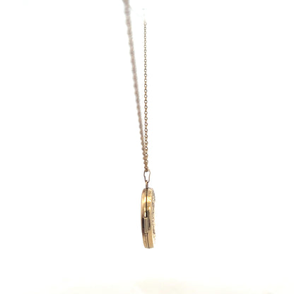 9ct yellow gold chain with a pendant locket, weighing 2.9g, featuring a classic unbranded jewelry design and detailed craftsmanship.