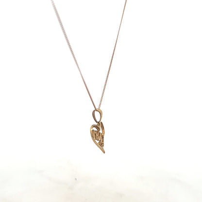 9ct yellow gold chain with mum pendant, 1.7g, unbranded jewelry featuring a delicate gold chain and a heartfelt pendant.