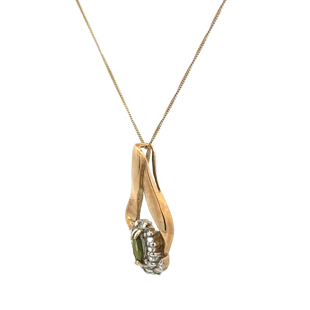9ct yellow gold chain with pendant, unbranded jewelry piece weighing 3g, featuring a simple and elegant design.