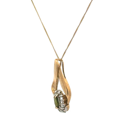 9ct yellow gold chain with pendant, unbranded jewelry piece weighing 3g, featuring a simple and elegant design.