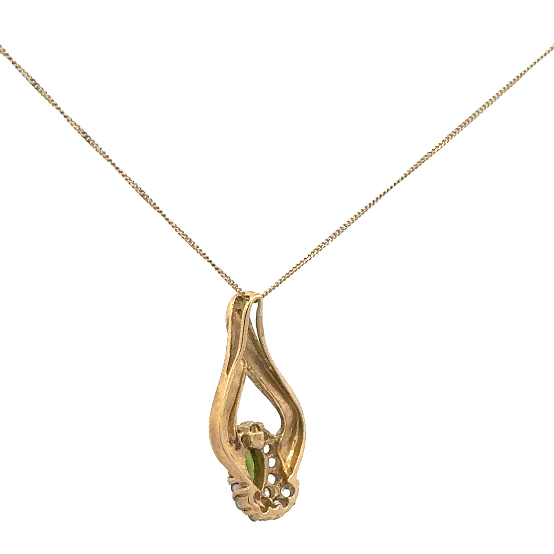 9ct yellow gold chain with pendant, unbranded, weighing 3g, featuring a simple and elegant jewelry design.