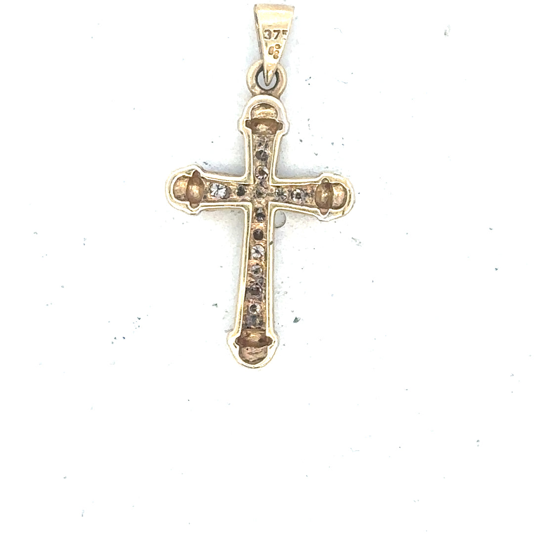 9ct yellow gold diamond pendant weighing 1.7g, featuring a sparkling diamond set in a classic design.