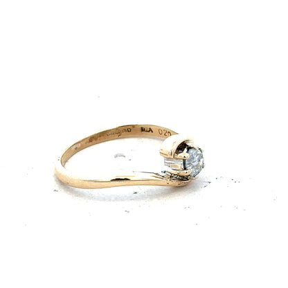 9ct yellow gold diamond ring in size I 1/2 featuring a sparkling diamond setting, unbranded, weighing 1.6g.