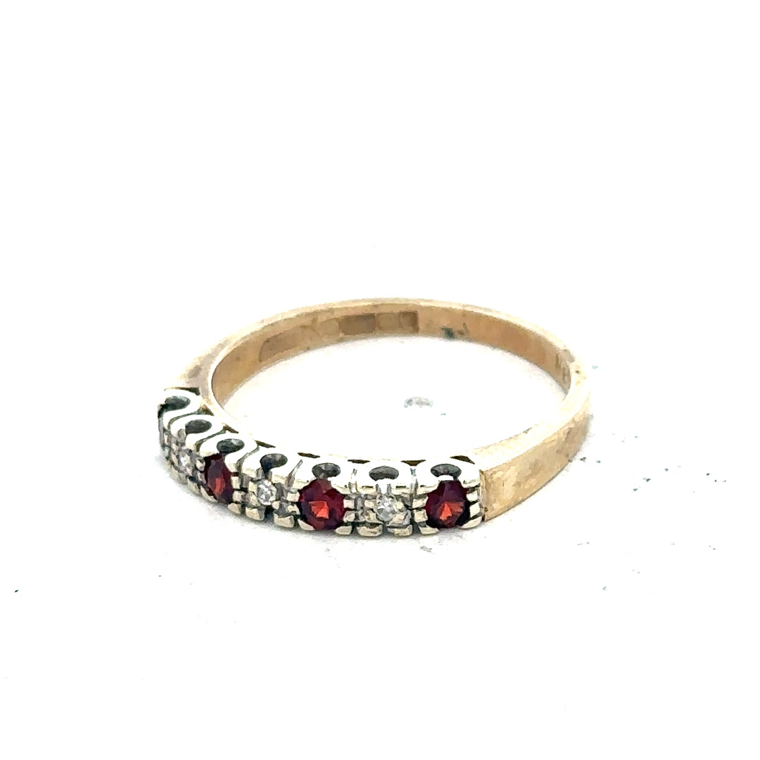 9ct yellow gold diamond ring in size O, featuring a central diamond and elegant band design.