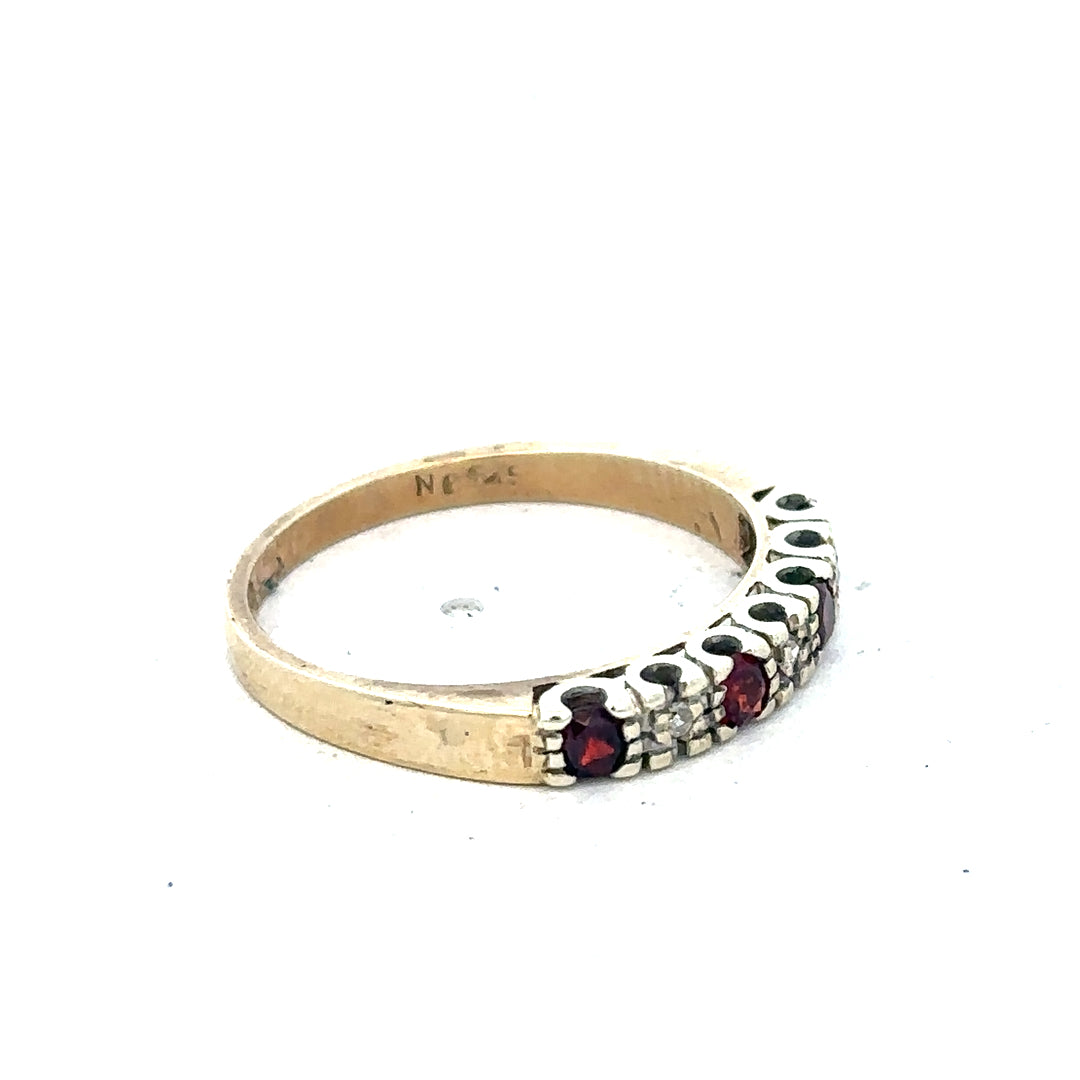 9ct yellow gold diamond ring in size O with a classic design, featuring a sparkling diamond centerpiece.