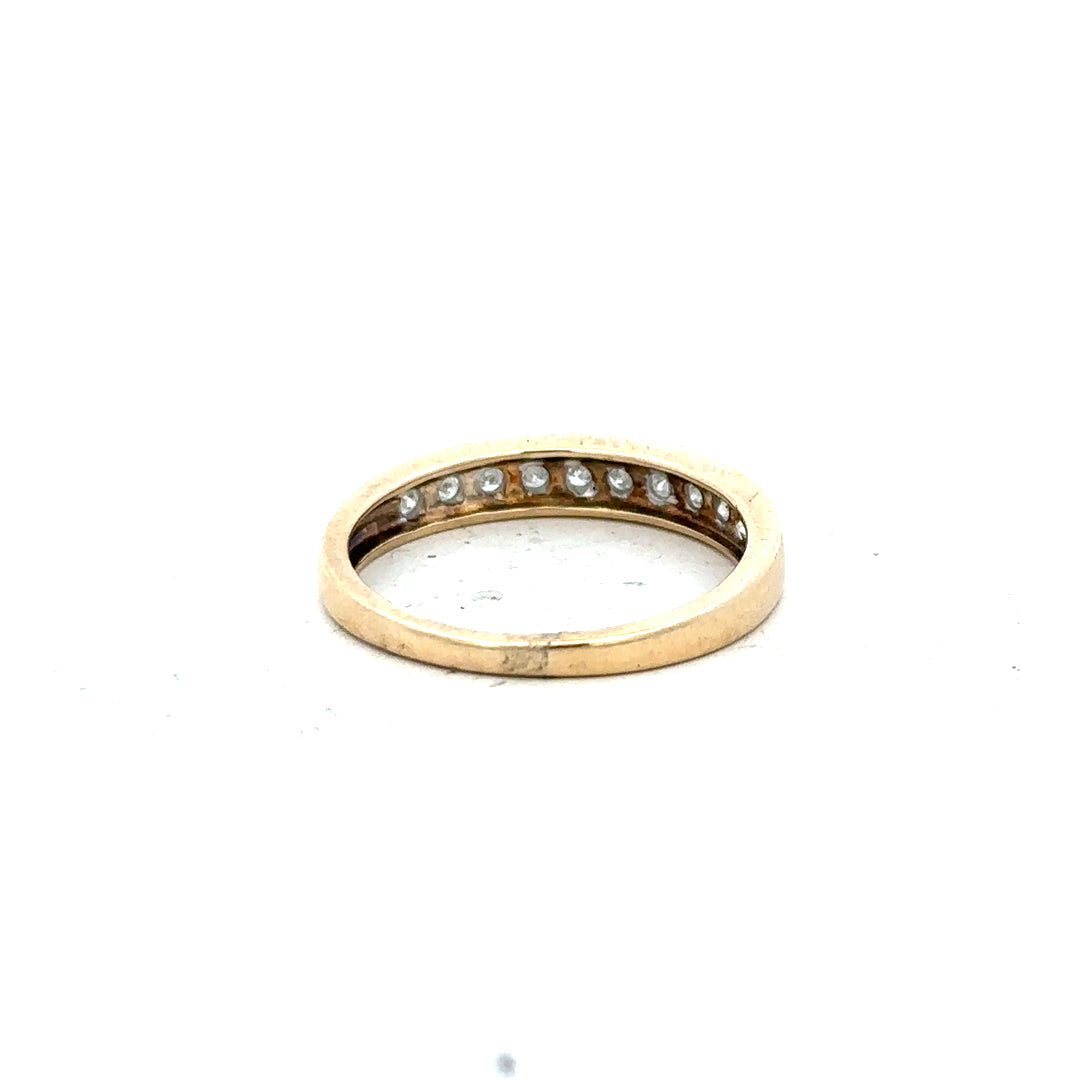 9ct yellow gold diamond ring in size P1/2, featuring a sparkling diamond centerpiece, unbranded jewelry.