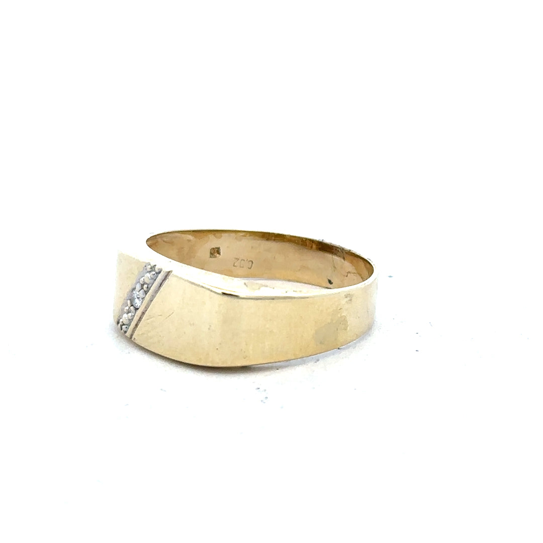 9ct yellow gold diamond ring in size V, featuring a sparkling diamond set in a sleek unbranded gold band.